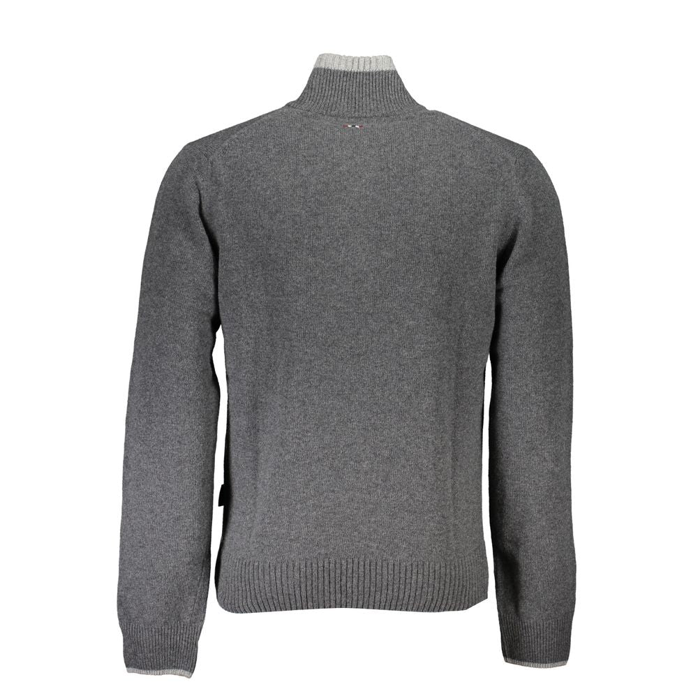 Suéter elegante gris con media cremallera y detalles llamativos de Napapijri