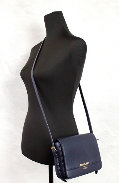 Bolso bandolera Grace pequeño de piel lisa en azul Regency con solapa