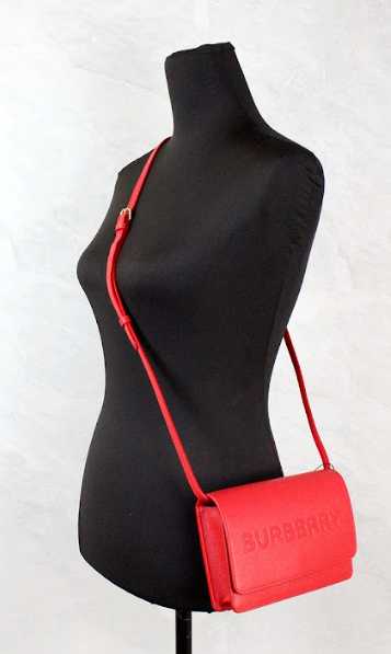 Bolso bandolera pequeño Hampshire de piel lisa con logo en relieve en rojo