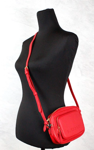 Bolso bandolera pequeño de piel granulada de marca en color rojo brillante