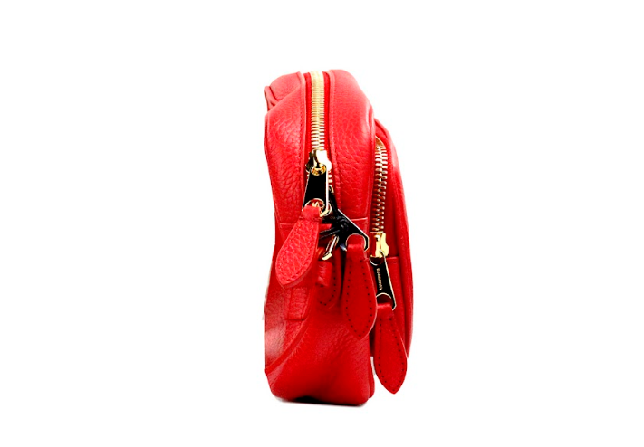 Bolso bandolera pequeño de piel granulada de marca en color rojo brillante