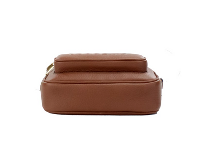 Bolso bandolera pequeño de cuero marrón tostado con marca para cámara