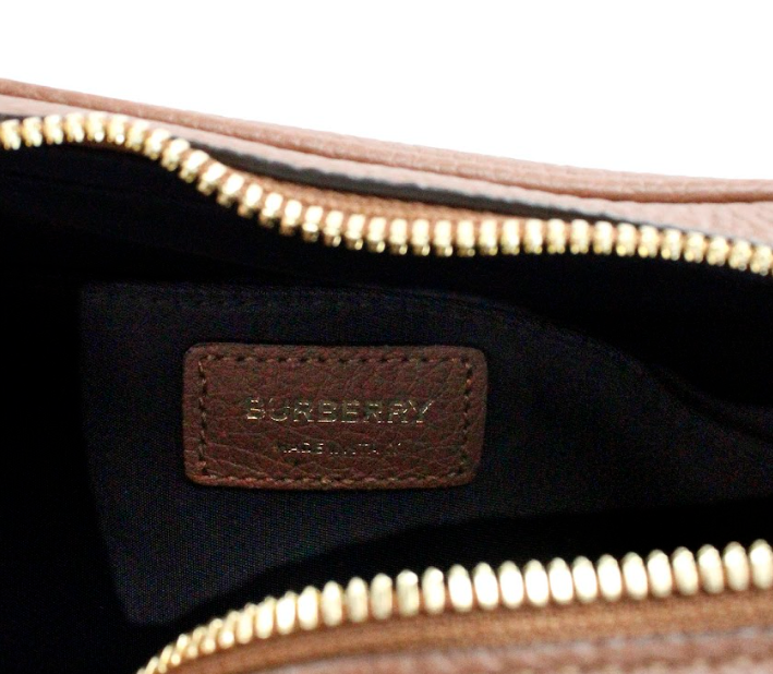 Bolso bandolera pequeño de cuero marrón tostado con marca para cámara