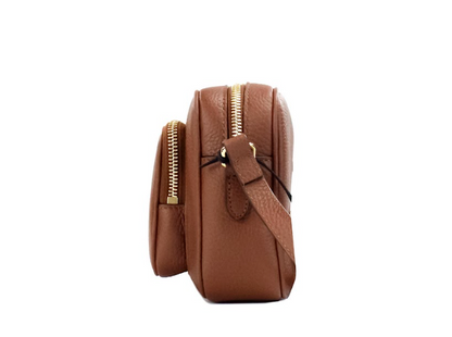 Bolso bandolera pequeño de cuero marrón tostado con marca para cámara