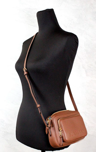 Bolso bandolera pequeño de cuero marrón tostado con marca para cámara