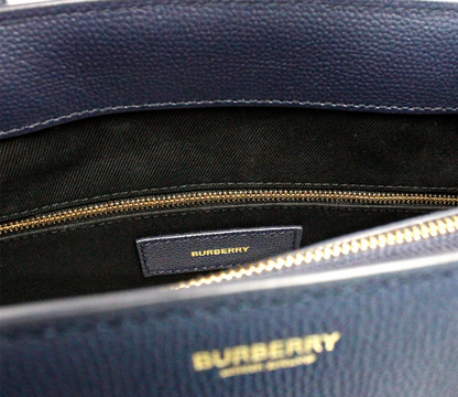 Bolso bandolera de piel estilo tote Banner de Burberry, tamaño mediano, en color azul regencia