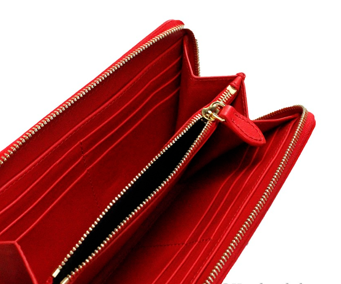 Cartera tipo clutch continental de cuero con logo en relieve rojo Elmore