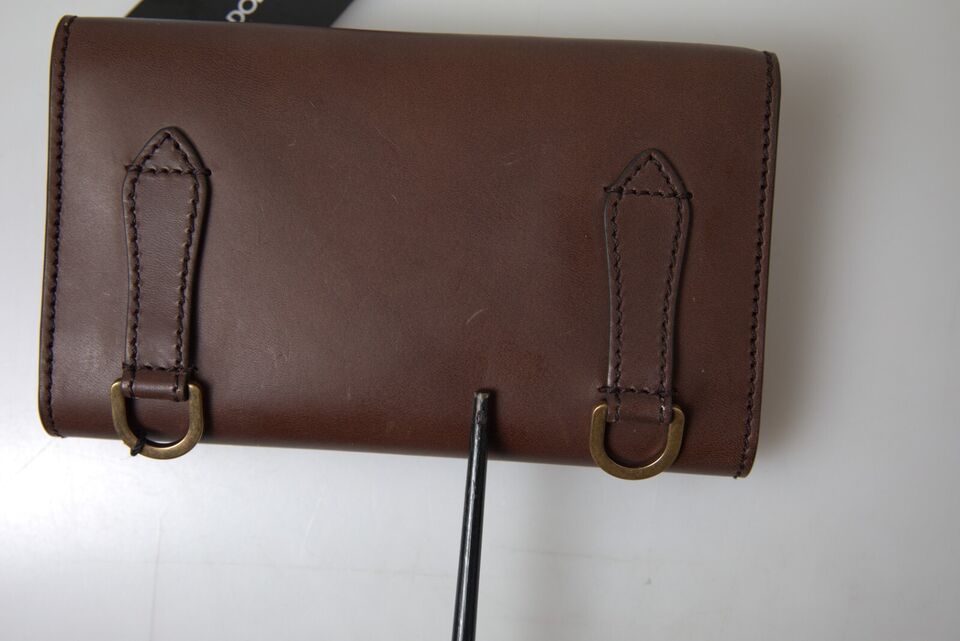 Elegante bolso de hombro de cuero marrón con detalles dorados