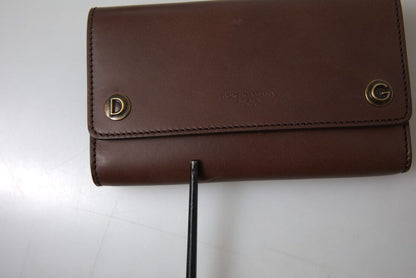 Elegante bolso de hombro de cuero marrón con detalles dorados