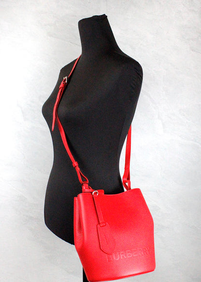 Bolso bandolera pequeño Lorne de piel granulada en color rojo