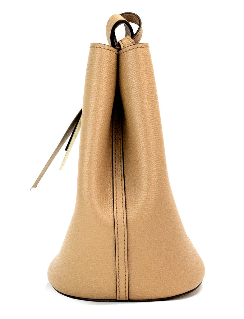 Bolso tipo cubo pequeño de piel color guijarro con cuadros Haymarket en color camel de Lorne