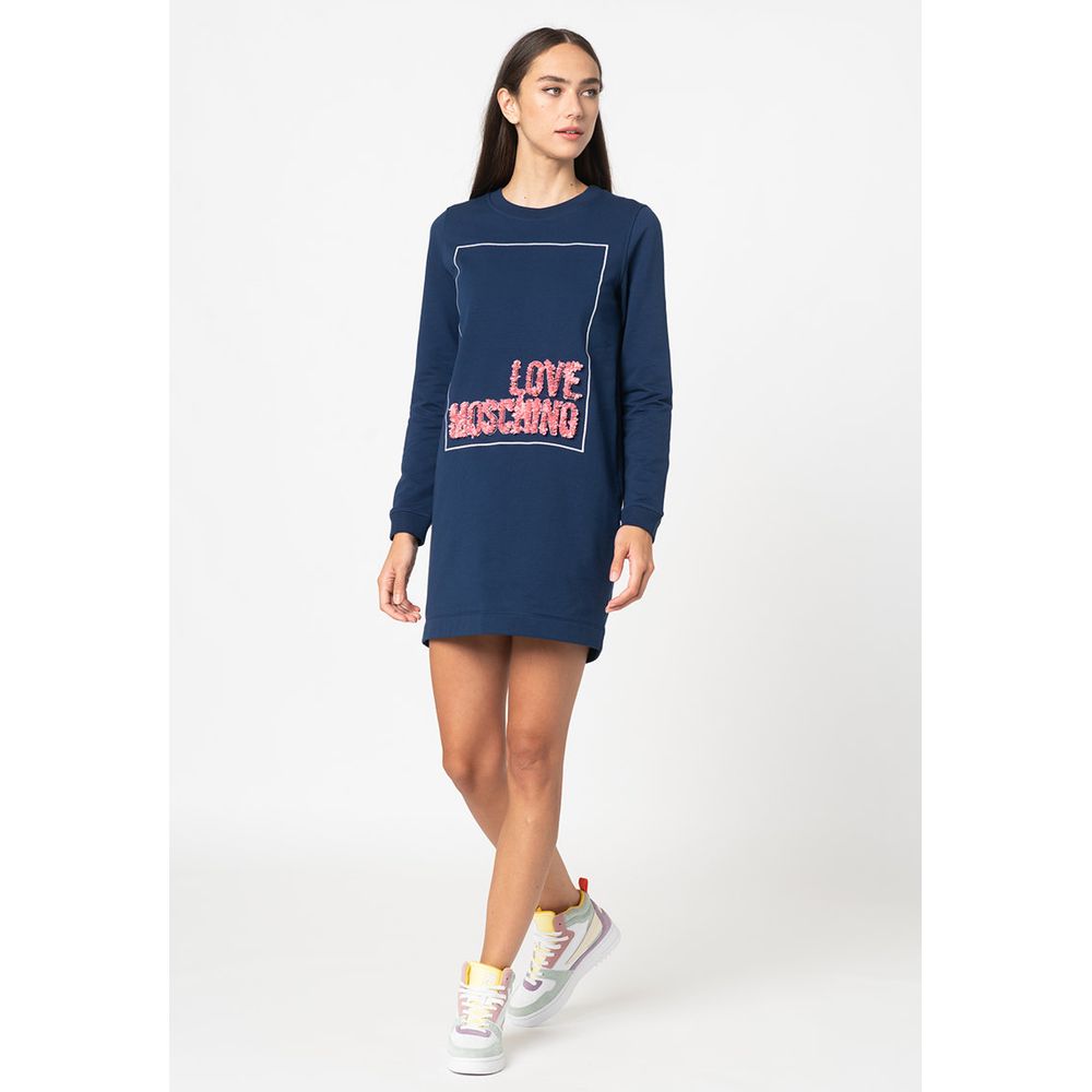 Vestido elegante con relieve azul y diseño exclusivo de Love Moschino