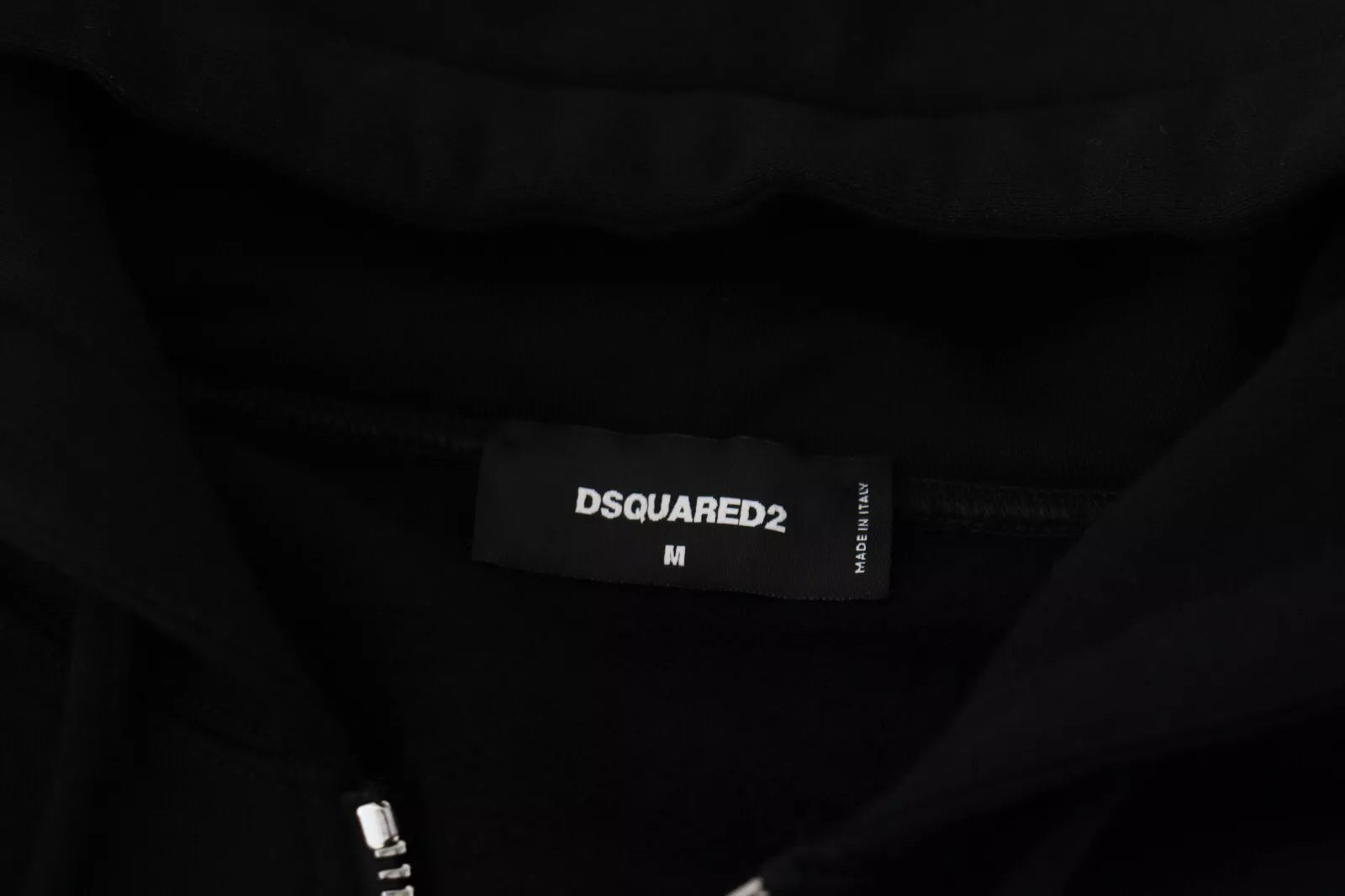 Suéter con capucha y mangas estampadas con cremallera completa en color negro de Dsquared²