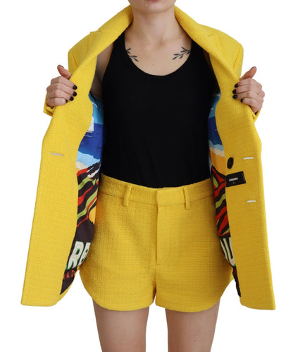 Conjunto de blazer y pantalón corto con doble botonadura y cuello alto en amarillo de Dsquared²