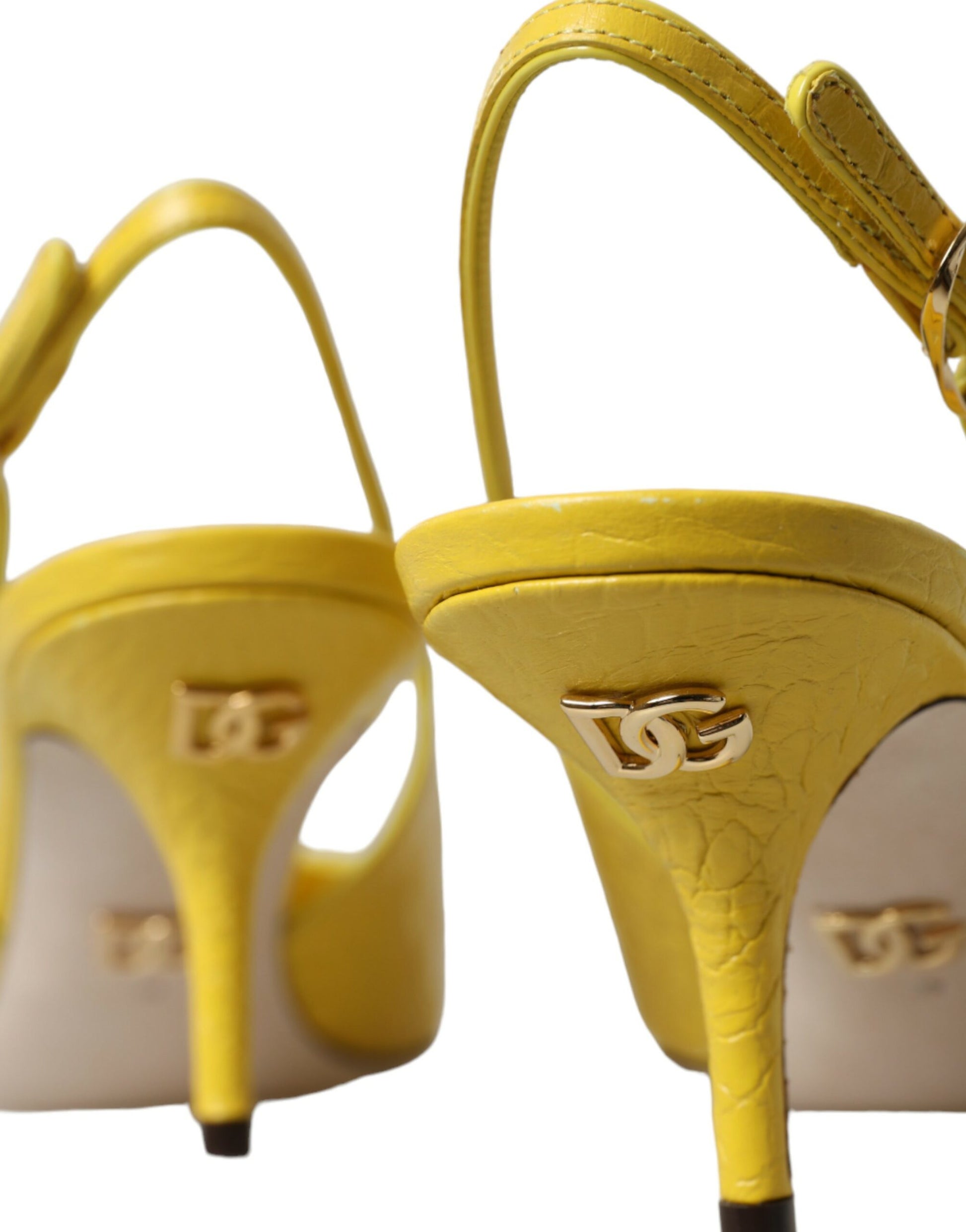 Zapatos de tacón con tiras cruzadas de cuero amarillo de Dolce &amp; Gabbana