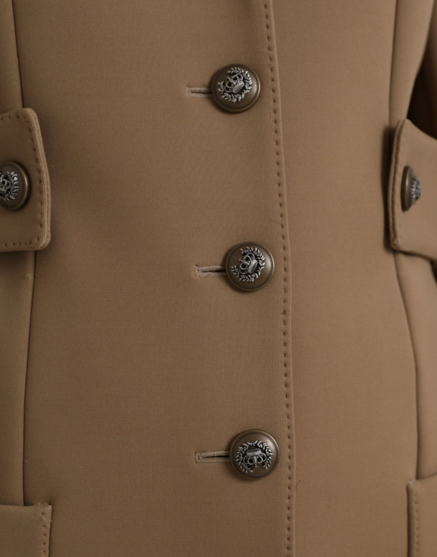 Chaqueta gabardina larga con botones en marrón de Dolce &amp; Gabbana