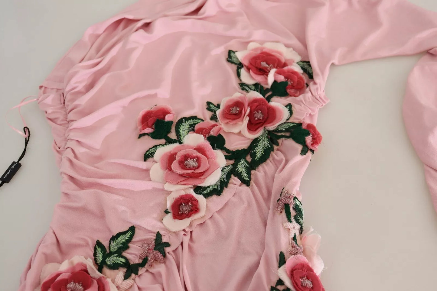 Vestido de un hombro adornado con flores rosas de Dolce &amp; Gabbana