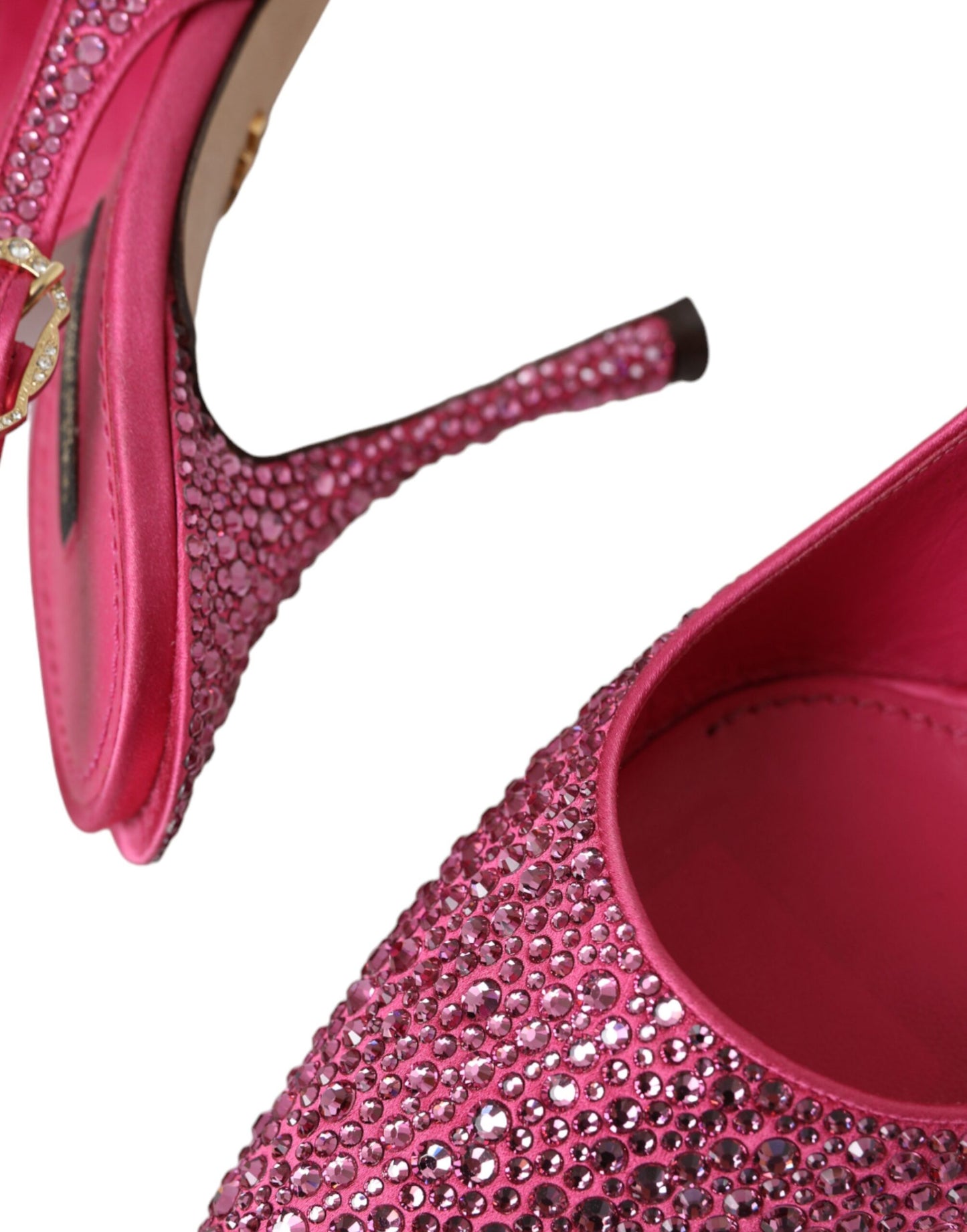 Zapatos de tacón con tiras cruzadas y cristales de strass en color rosa de Dolce &amp; Gabbana