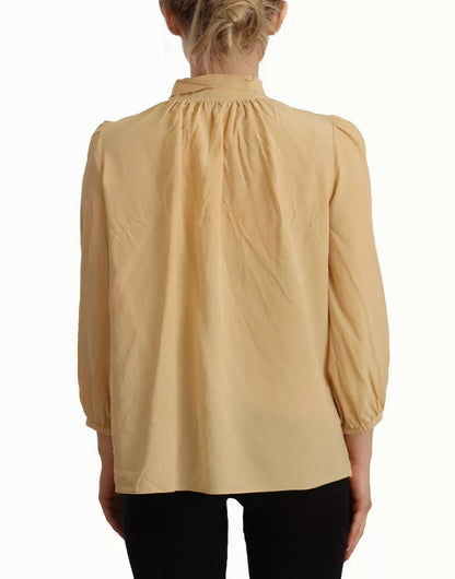 Blusa de seda con cuello Ascot y camisa color mostaza de Dolce &amp; Gabbana