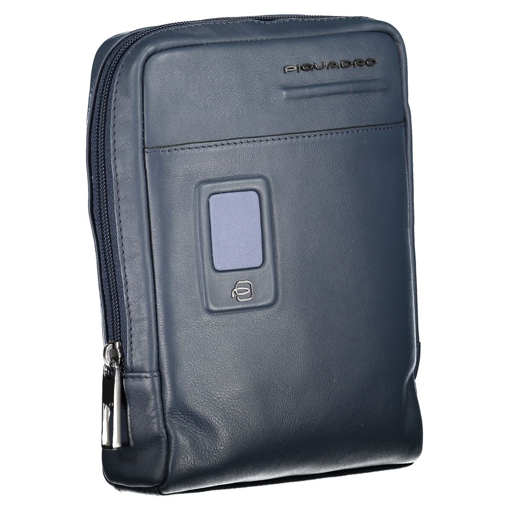 Elegante bolso de hombro de cuero azul con detalles en contraste