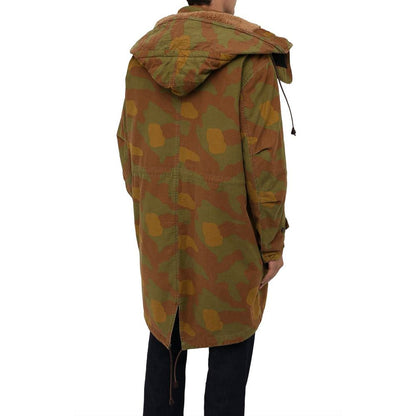 Parka con capucha y textura de camuflaje y detalles de piel de Dsquared²