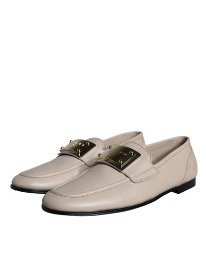 Mocasines sin cordones con placa del logotipo en cuero beige de Dolce &amp; Gabbana para hombre