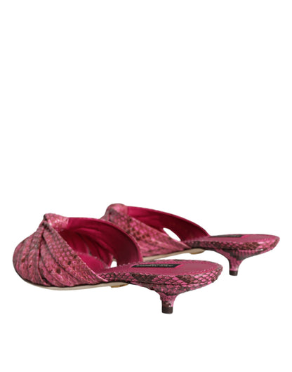 Zapatos tipo chanclas con tacón bajo y piel de pitón rosa de Dolce &amp; Gabbana