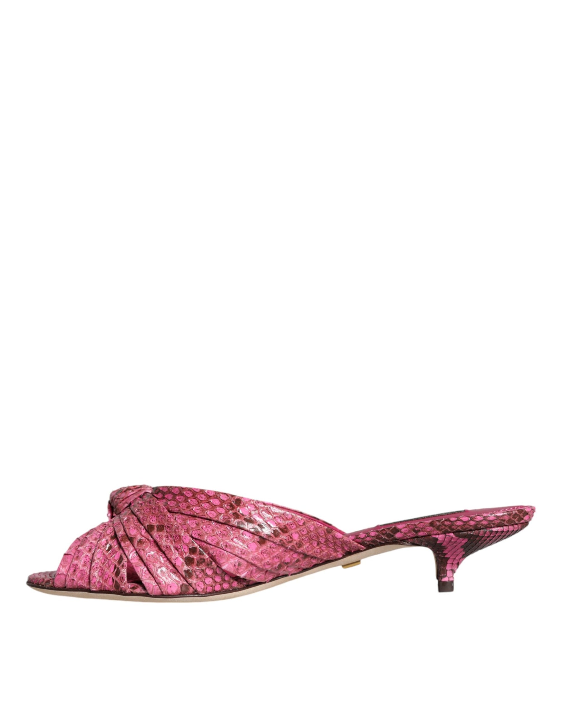 Zapatos tipo chanclas con tacón bajo y piel de pitón rosa de Dolce &amp; Gabbana