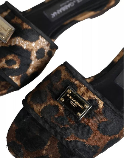 Sandalias planas con logo de leopardo en marrón de Dolce &amp; Gabbana