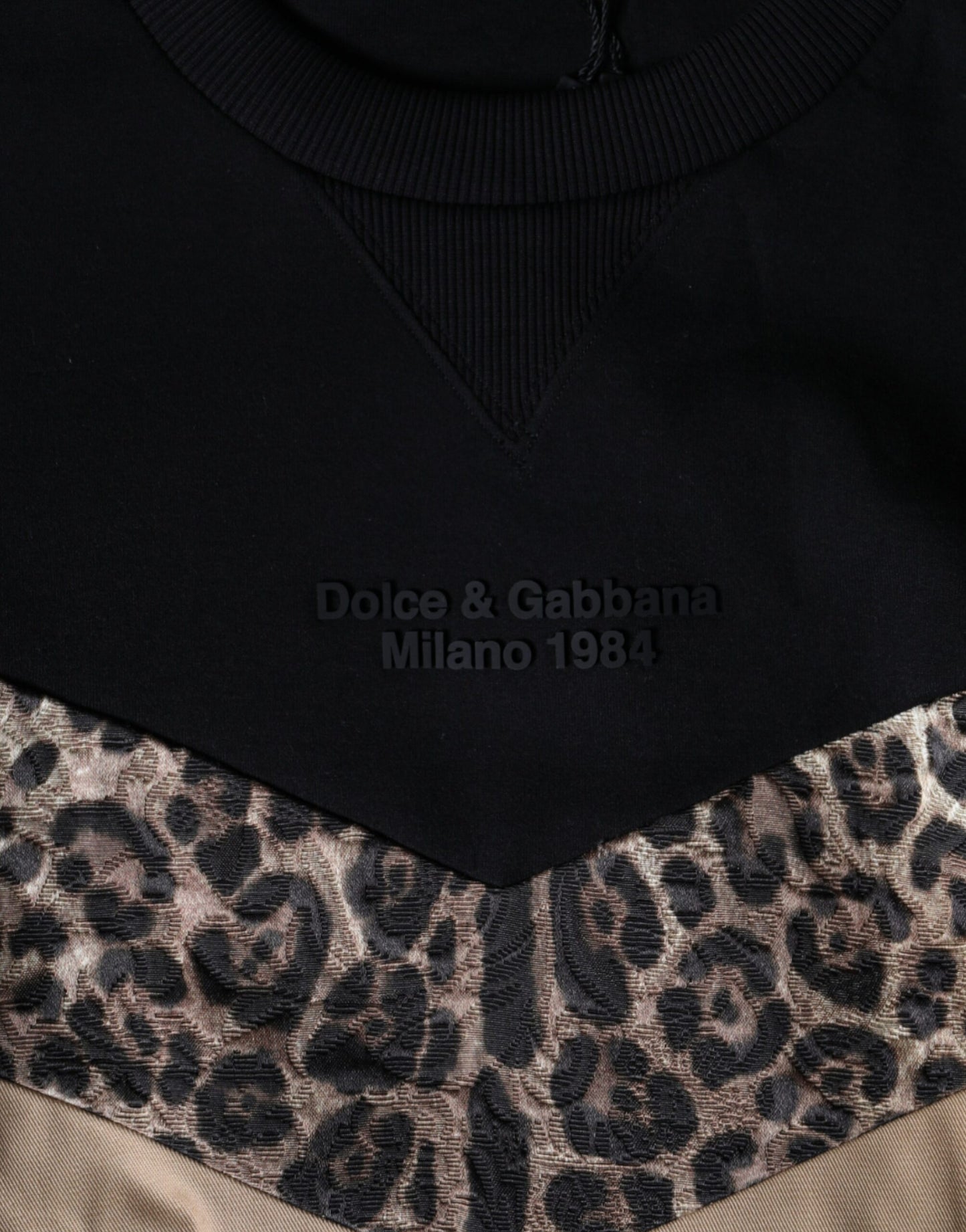 Sudadera con cuello redondo y estampado de leopardo en color negro de Dolce &amp; Gabbana